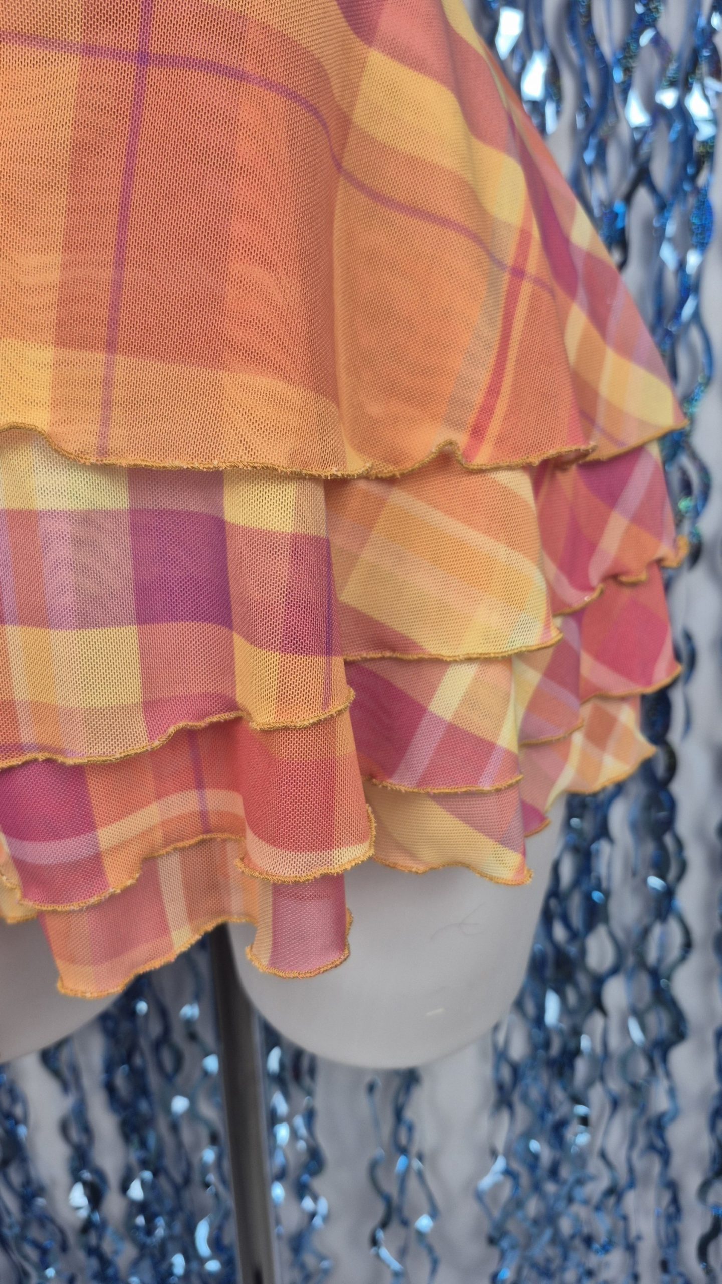 Mini robe madras a volants – Image 4